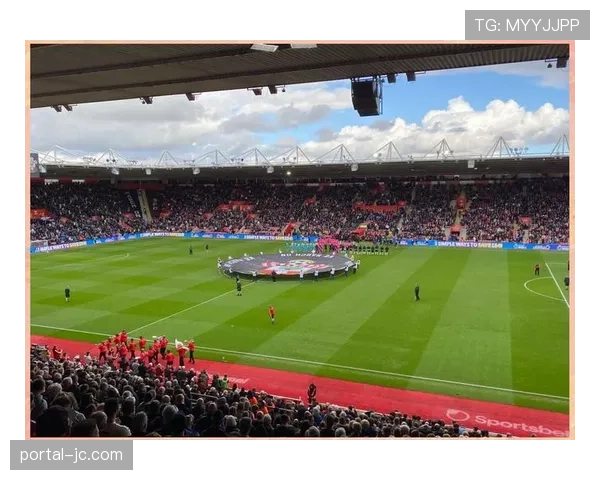 莱比锡红牛竞技场雨战：格鲁达救主后与队友激情庆祝